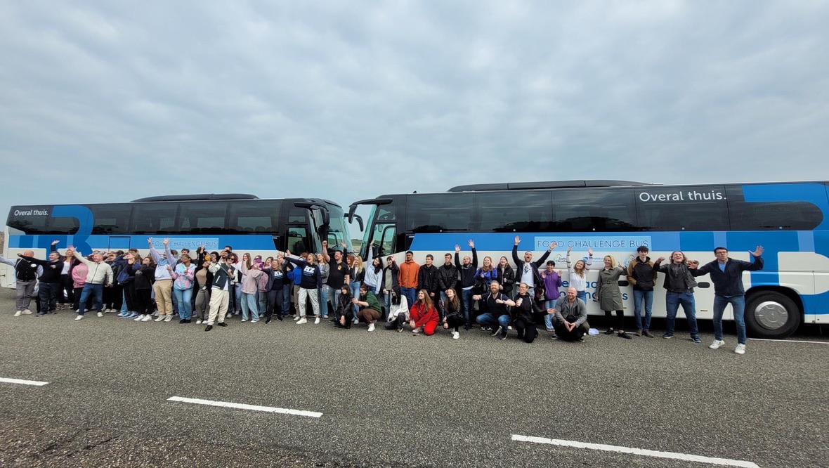 Twee bussen met studenten