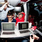 Team werkt samen in de bus